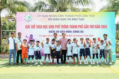 Từ sân ruộng đến ngôi vô địch bóng đá học đường