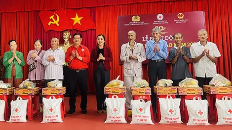 Thực hiện các hoạt động xã hội nhân đạo với tổng trị giá trên 2,9 tỉ đồng trong Tháng Nhân đạo