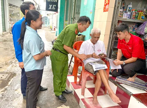 Các xã, phường đồng loạt ra quân "Chiến dịch mùa hè số cùng VNeID"