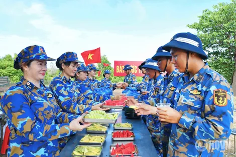 "Bát nước thao trường" giữa mùa nắng đảo ngọc