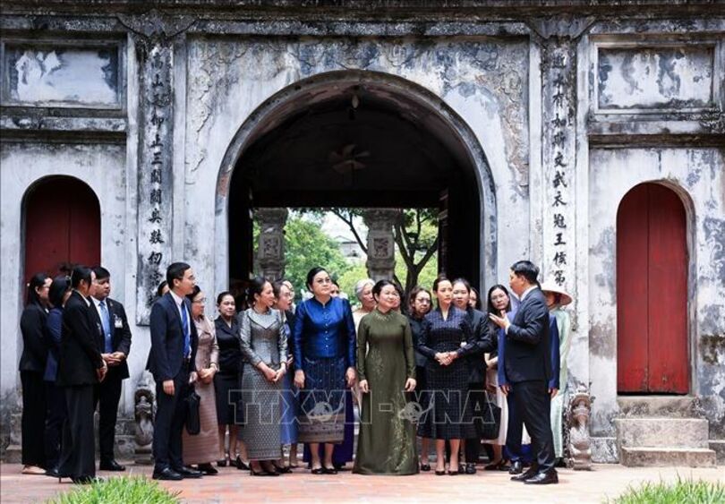 Spouses of Vietnamese, Lao, Cambodian, Thai PMs tour Hanoi’s Temple of Literature