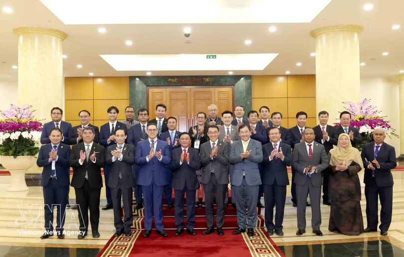 Senior Party official receives representatives of Southeast Asian political parties