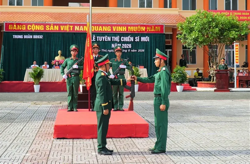 Trung đoàn 932 tổ chức lễ tuyên thệ chiến sĩ mới năm 2026