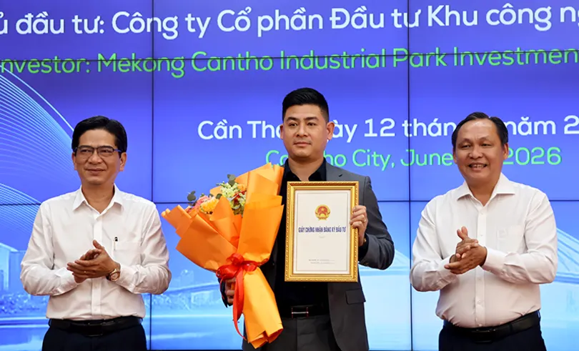 Trao quyết định chấp thuận chủ trương đầu tư, nhà đầu tư và giấy chứng nhận đăng ký đầu tư khu công nghiệp Tân Hòa và Đại Ngãi