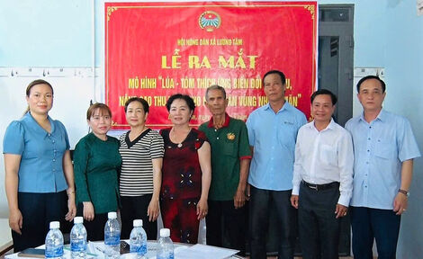 ដាក់​ឱ្យ​ដំណើរ​ការ​ទម្រង់​ស្រូវ​-បង្គា​ សម​ស្រប​នឹង​ការ​ប្រែ​ប្រួល​អា​កាស​ធាតុ​