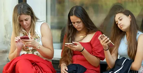Làn sóng hạn chế mạng xã hội đối với người dùng trẻ tuổi