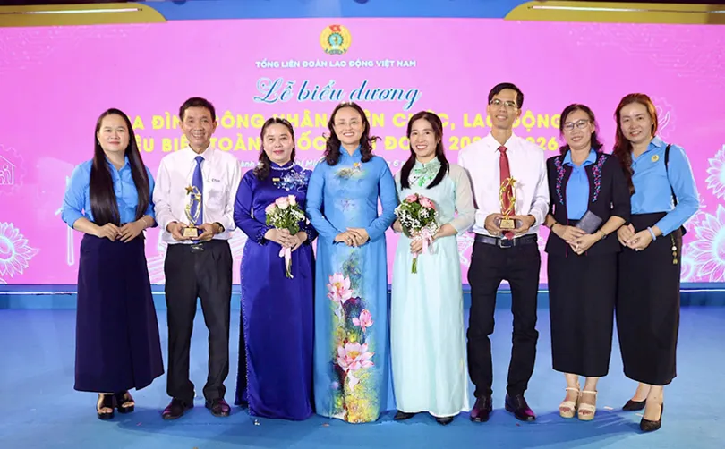 ទី​ក្រុង​កឹង​ធើ មាន​គ្រួ​សារ​កម្ម​ករ​ បុគ្គលិក​ កម្ម​ករ​និយោជិត​២គ្រួ​សារ​ បាន​ស្ងើច​សរ​សើ​រទូ​ទាំង​ប្រ​ទេស​