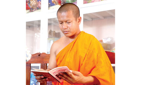 គំ​រូ​ឆ្នើម "ល្អ​ទាំង​ផ្លូវ​ធម៌​និង​ផ្លូវ​លោក" ក្នុង​ភូមិ​ស្រុក​