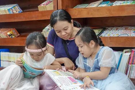 Đọc sách cùng con