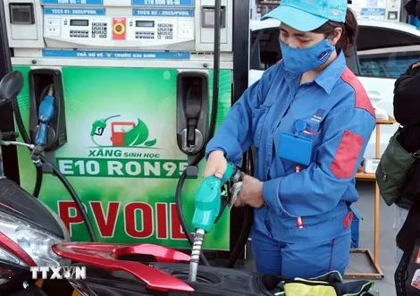Giá xăng dầu đồng loạt giảm, xăng E10RON95-III xuống còn 19.916 đồng