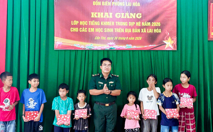 កង​ទ័ព​ការ​ពារ​ព្រំ​ដែន​ទី​ក្រុង​កឹង​ធើ បើក​ថ្នាក់​បង្រៀន​អក្សរ​ខ្មែរ​ដល់​ប្អូនៗ នៅ​តំ​បន់​ព្រំ​ដែន​សមុទ្រ​