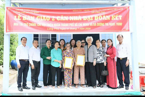 ឃុំ​ឡុង​ភូ ប្រ​គល់​ផ្ទះ​មហា​សាមគ្គី​ចំ​នួន ៣ ខ្នង ជូន​គ្រួ​សារ​ខ្មែរ​ក្រី​ក្រ​