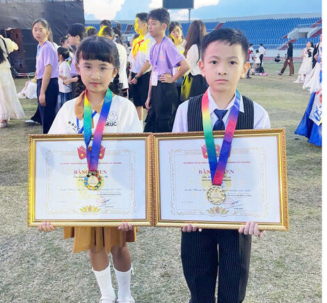 ចំ​ណាប់​អា​រម្មណ៍​ចំ​ពោះ​កុមារី​ថ្នាក់​ទី​៣ ដែល​ទទួល​បាន​ជ័យ​លា​ភី​លេខ​១ ក្នុង​ពិ​ធី​ប្រ​ឡង​"កុមារ​វៀត​ណាម - ឈាន​ឆ្ពោះ​ទៅ​កាន់​ពិ​ភព​លោក"