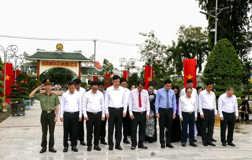 Đoàn đại biểu tỉnh Thanh Hóa viếng Nghĩa trang Liệt sĩ TP Cần Thơ