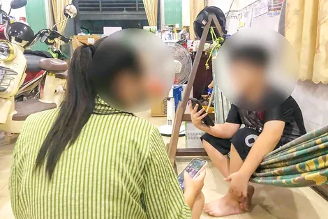 Một mái nhà, nhiều màn hình và những khoảng cách vô hình