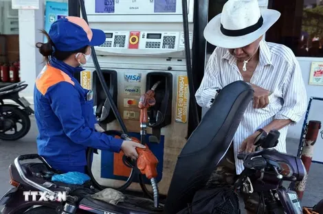 Xăng E10RON95-III giảm 412 đồng, dầu diesel tăng 569 đồng từ 15 giờ 9/7