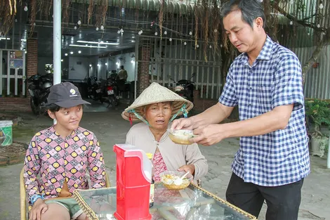 Mì trứng nhân ái 0 đồng ấm lòng người khó khăn