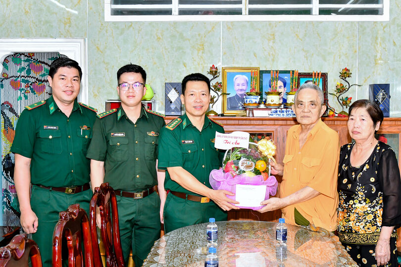 កង​ទ័ព​ការ​ពារ​ព្រំ​ដែន​ទី​ក្រុង​កឹង​ធើ សួរ​សុខ​ទុក្ខ និង​ជូន​អំ​ណោយ​គ្រួ​សា​រគោល​នយោ​បាយ​