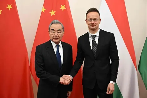 Áp lực bủa vây cựu Ngoại trưởng Hungary
