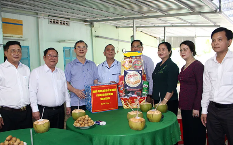 Chủ tịch UBND TP Cần Thơ Trương Cảnh Tuyên thăm Mẹ Việt Nam Anh hùng, người có công tại xã đảo An Thạnh, Cù Lao Dung