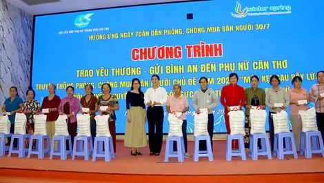 Tổ chức chương trình “Trao yêu thương - gửi bình an đến phụ nữ Cần Thơ”