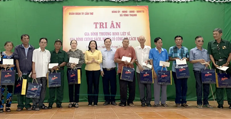 Đoàn đại biểu Quốc hội TP Cần Thơ tặng quà tri ân gia đình chính sách tại xã Vĩnh Thạnh