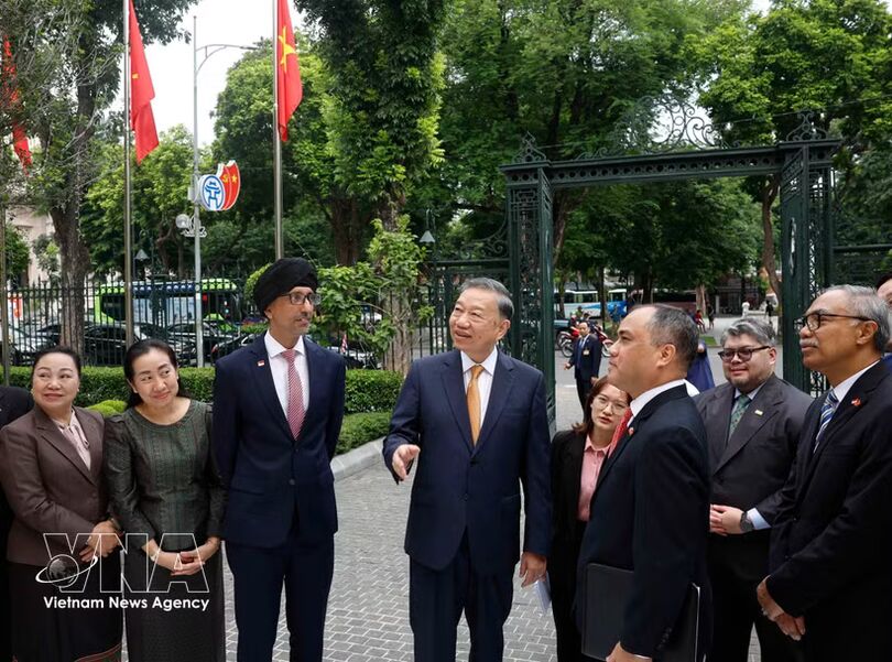 Top leader meets ASEAN diplomats, calls for united, resilient ASEAN Community
