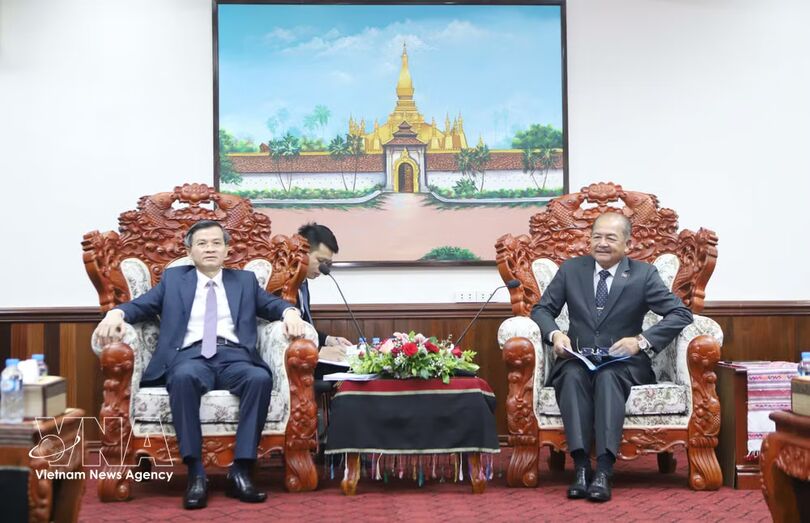 Vietnam, Laos step up cooperation in political theory, training