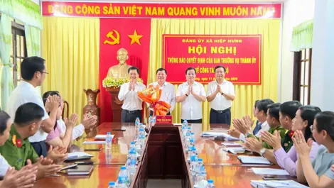 Trao quyết định điều động cán bộ tại xã Hiệp Hưng