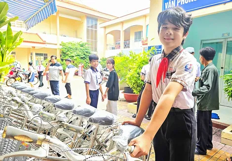 Hội đồng Họ Trần TP Cần Thơ khen thưởng học sinh xuất sắc và hỗ trợ học sinh có hoàn cảnh khó khăn