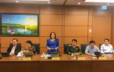Bà Lê Thị Thanh Lam, Phó trưởng đoàn chuyên trách Đoàn Đại biểu Quốc hội TP Cần Thơ, góp ý dự thảo Nghị quyết của Quốc hội về giảm thuế thu nhập cá nhân, thuế thu nhập doanh nghiệp đối với cá nhân và doanh nghiệp