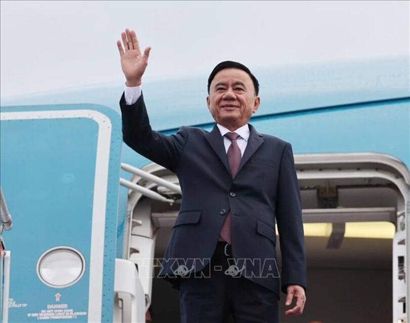 Key leader leaves Hanoi for official visit to Singapore