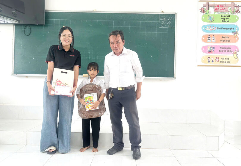 ជូន​អំ​ណោយ​ដល់​សិស្ស​ក្រី​ក្រ​ជម្នះ​ការ​លំ​បាក​