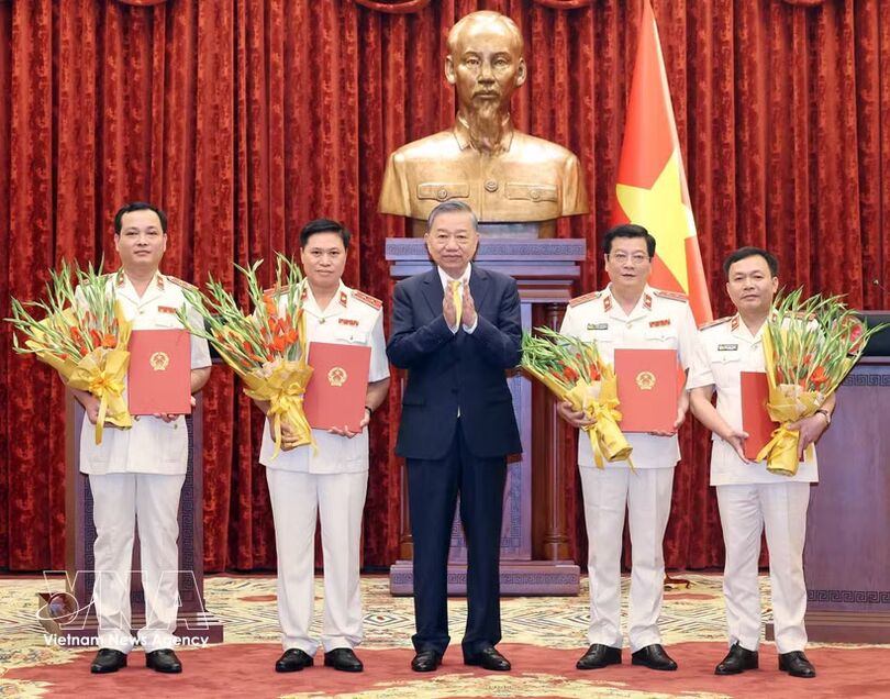 Top leader presents appointment decisions to four procurators of Supreme People's Procuracy