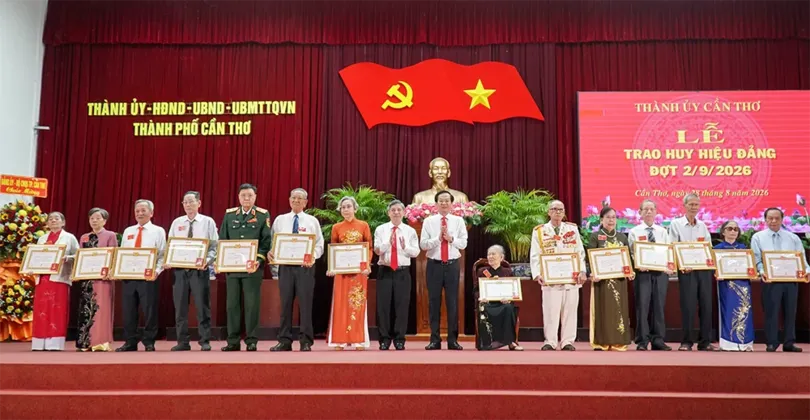 TP Cần Thơ họp mặt kỷ niệm 81 năm Cách mạng tháng Tám thành công và Quốc khánh 2-9