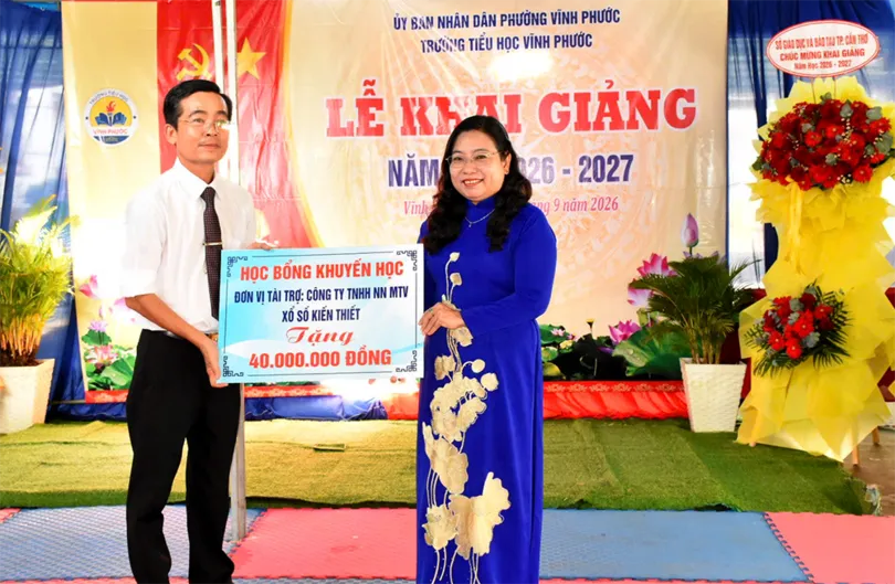 Phó Bí thư Thành ủy Hồ Thị Cẩm Đào dự khai giảng năm học mới tại Trường Tiểu học Vĩnh Phước