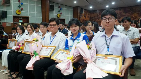 Khi cha mẹ học cách “nới dây diều”