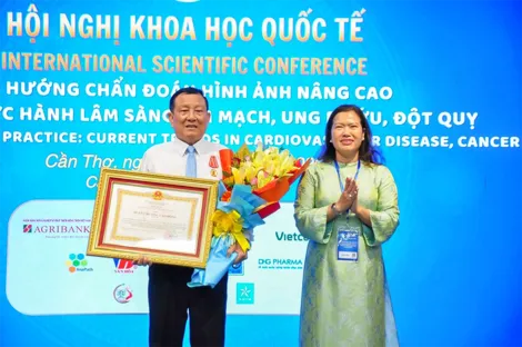 Thiếu tướng Vũ Cao Quân nhận Huân chương Lao động hạng Ba tại hội nghị khoa học quốc tế