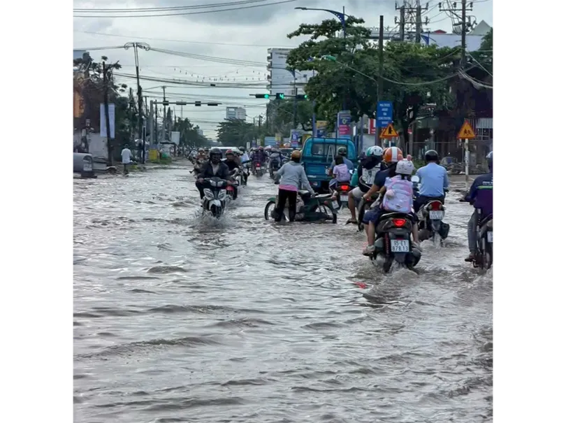 Triều cường đạt đỉnh 2,13m, gây ngập sâu nhiều khu vực trung tâm TP Cần Thơ