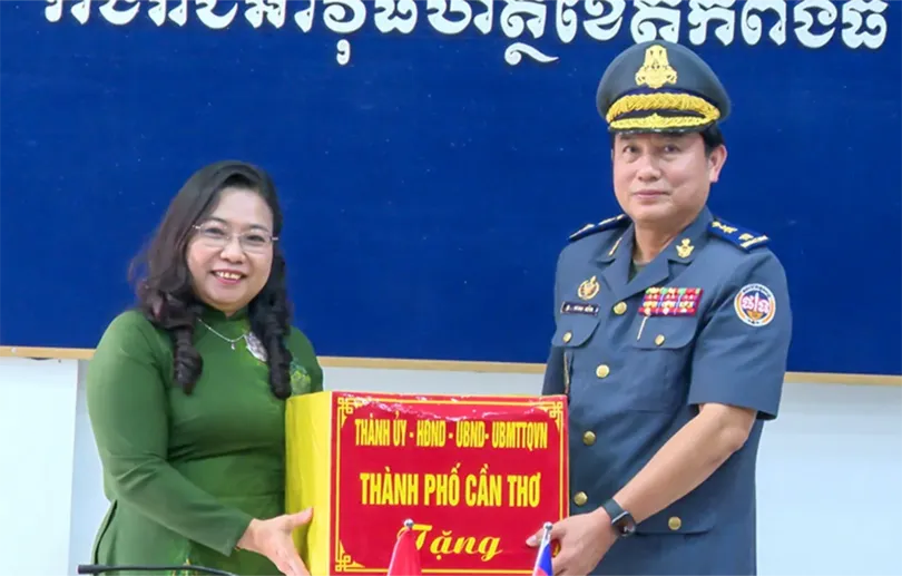 Thắt chặt tình đoàn kết, hữu nghị giữa TP Cần Thơ và Sở Chỉ huy Hiến binh tỉnh Kampong Thom