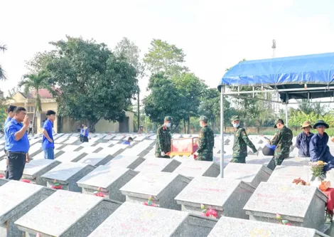 Lấy mẫu sinh phẩm hài cốt 221 liệt sĩ chưa xác định thông tin tại Nghĩa trang Liệt sĩ Thạnh Trị