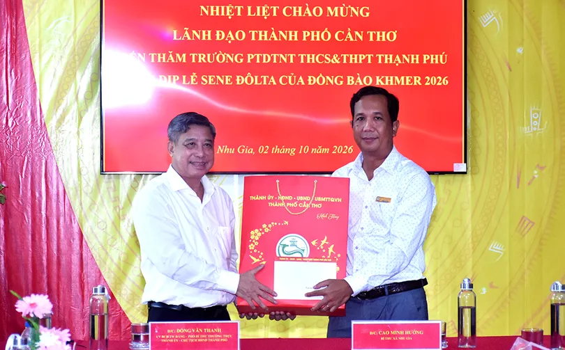 Phó Bí thư Thường trực Thành ủy thăm, tặng quà chùa Khmer và trường học nhân lễ Sene Dolta