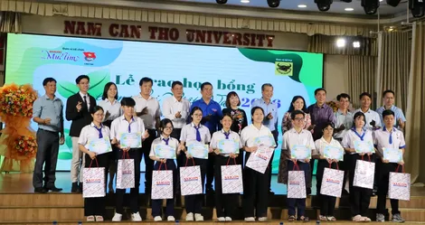Trao 40 suất học bổng “Vì tương lai Việt Nam” tặng học sinh vượt khó học tốt tại TP Cần Thơ