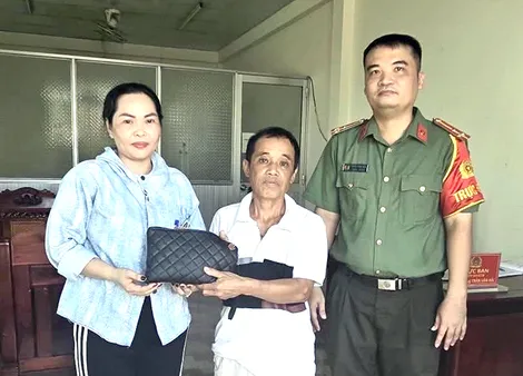 Trao trả 18 triệu đồng cho người đánh rơi