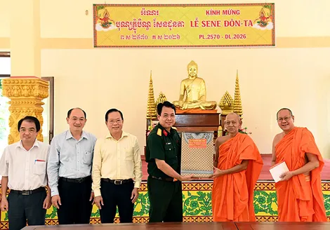 Bộ Chỉ huy Quân sự thành phố chúc mừng lễ Sene Dolta tại Học viện Phật giáo Nam tông Khmer và chùa Sanvor Pôthinhen