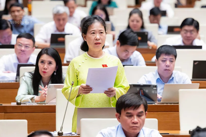 Bà Tô Ái Vang, Phó trưởng đoàn chuyên trách Đoàn đại biểu Quốc hội TP Cần Thơ, góp ý về dự án Luật sửa đổi, bổ sung một số điều của Luật Chứng khoán